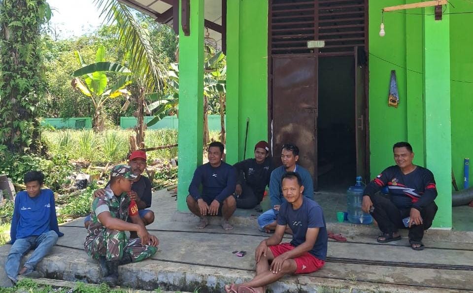 Pererat Silaturahmi, Babinsa Koramil 420-07/Sei Manau Laksanakan Komsos di Desa Guguk