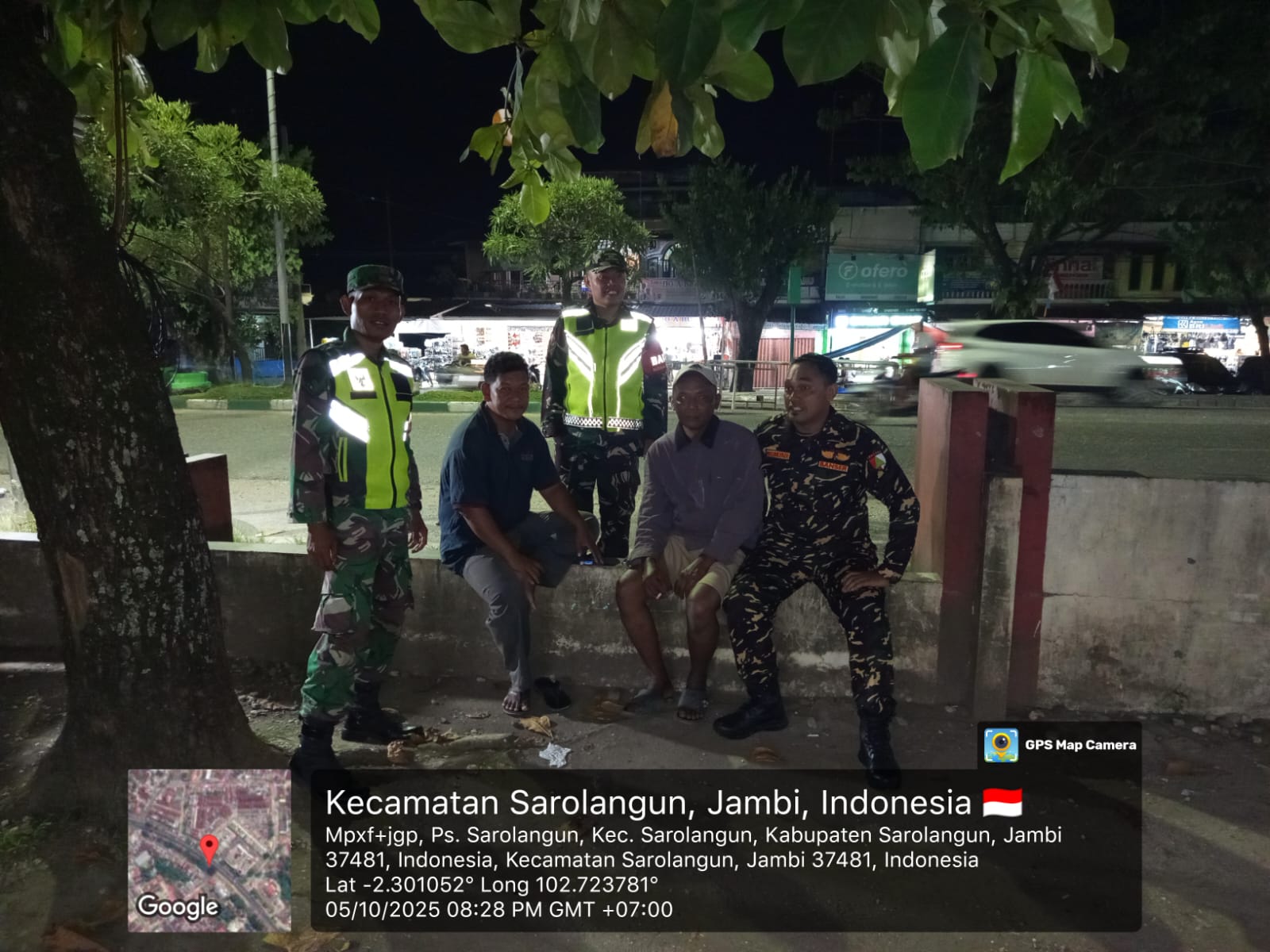 Babinsa Koramil 420-04/Sarolangun Gelar Komsos Malam dan Patroli Keamanan Bersama Warga