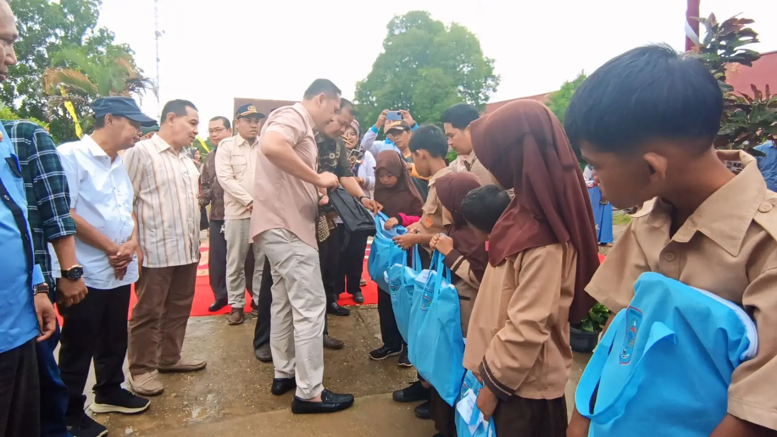Lagi, Bupati M. Syukur Bersama Dikbud Merangin Salurkan Perlengkapan Sekolah Bagi Siswa Kurang Mampu di Pamenang Barat