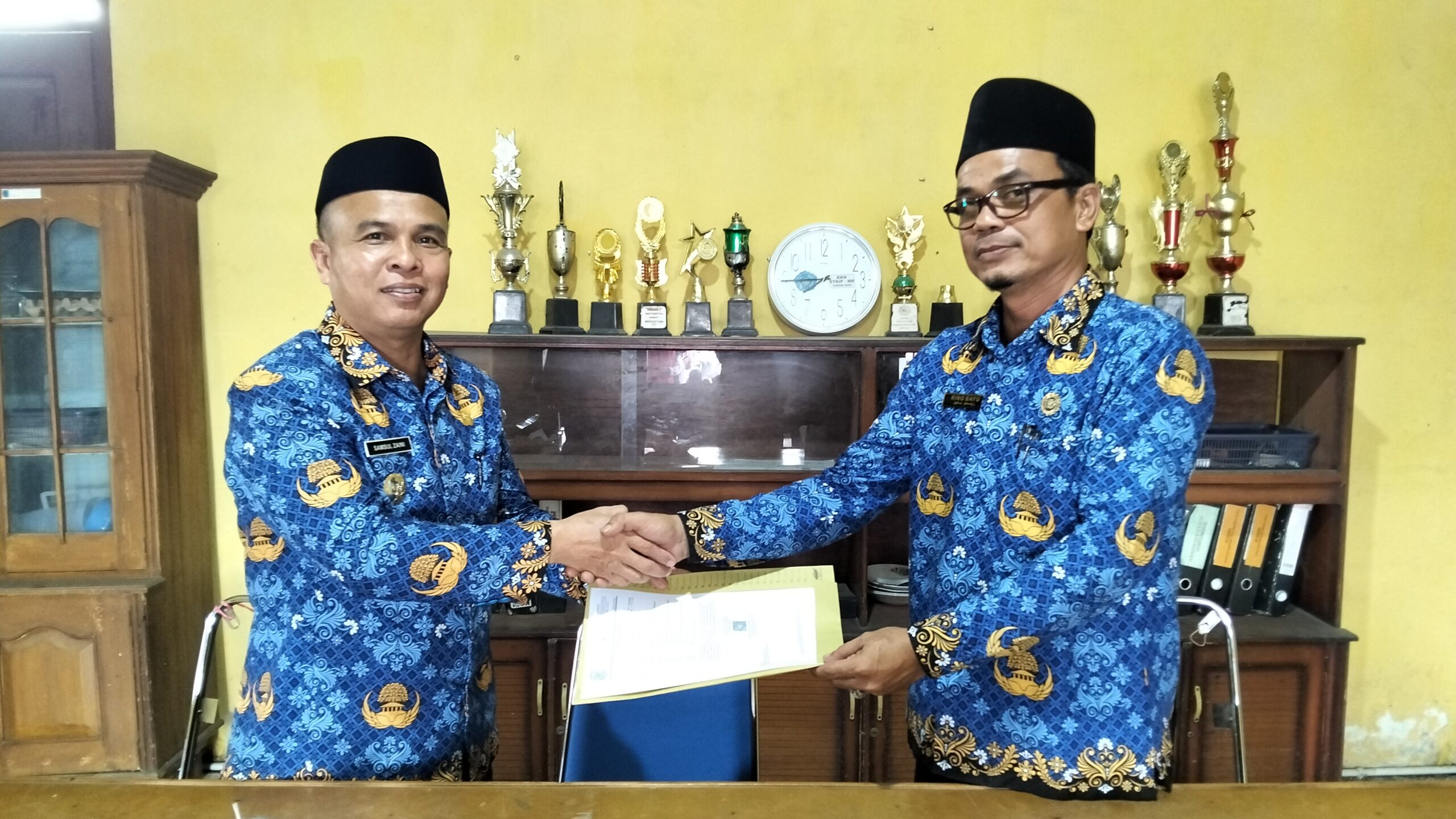 Camat Tabir Pimpin Serah Terima Tugas Plt Lurah Pasar Rantau Panjang Keduanya Sepakat “Perang” Terhadap Sampah