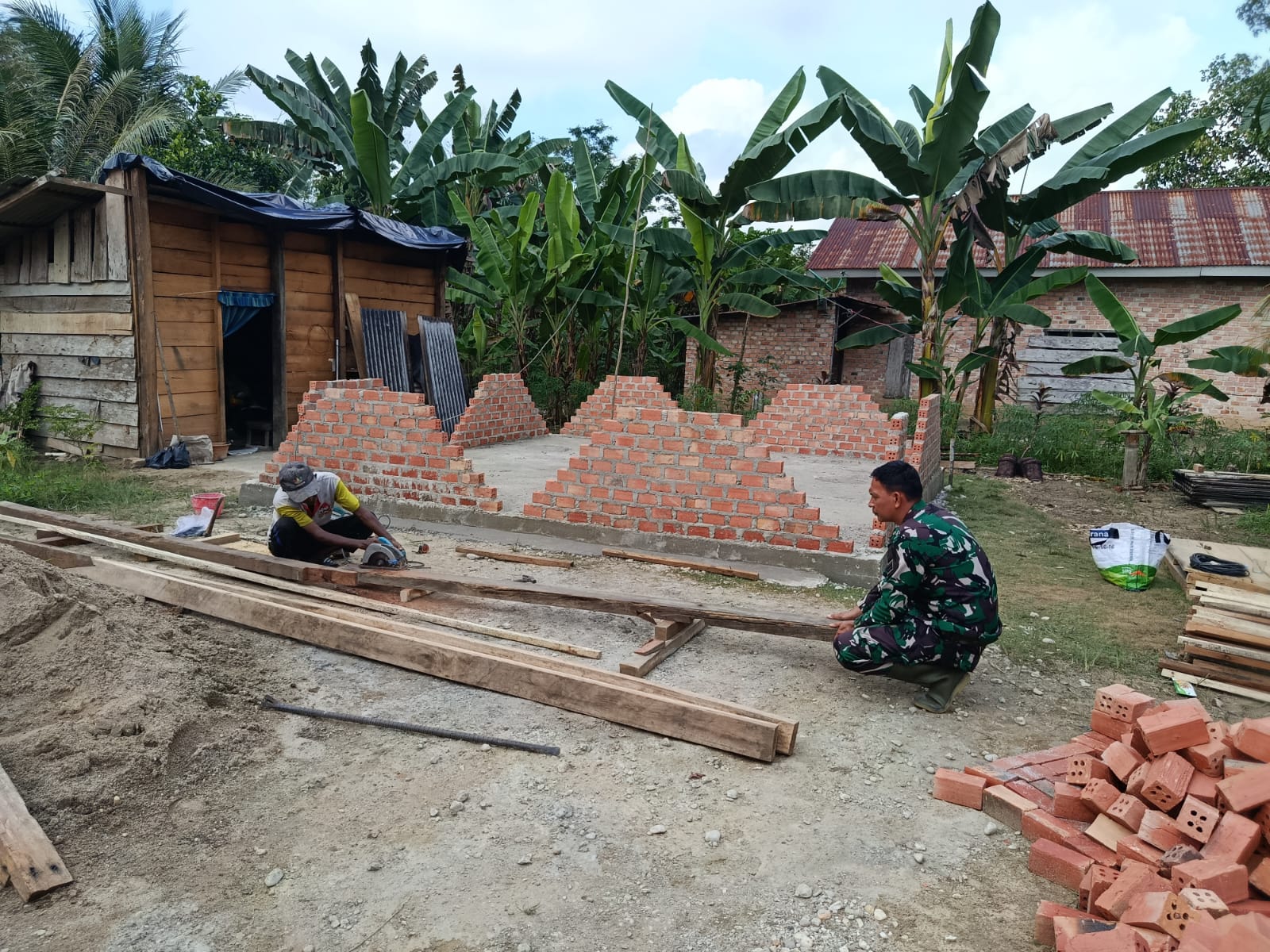 RTLH Terus Dikebut Karya Bakti Skala Besar Kodim 0420/Sarko Wujudkan Rumah Layak Huni untuk Warga