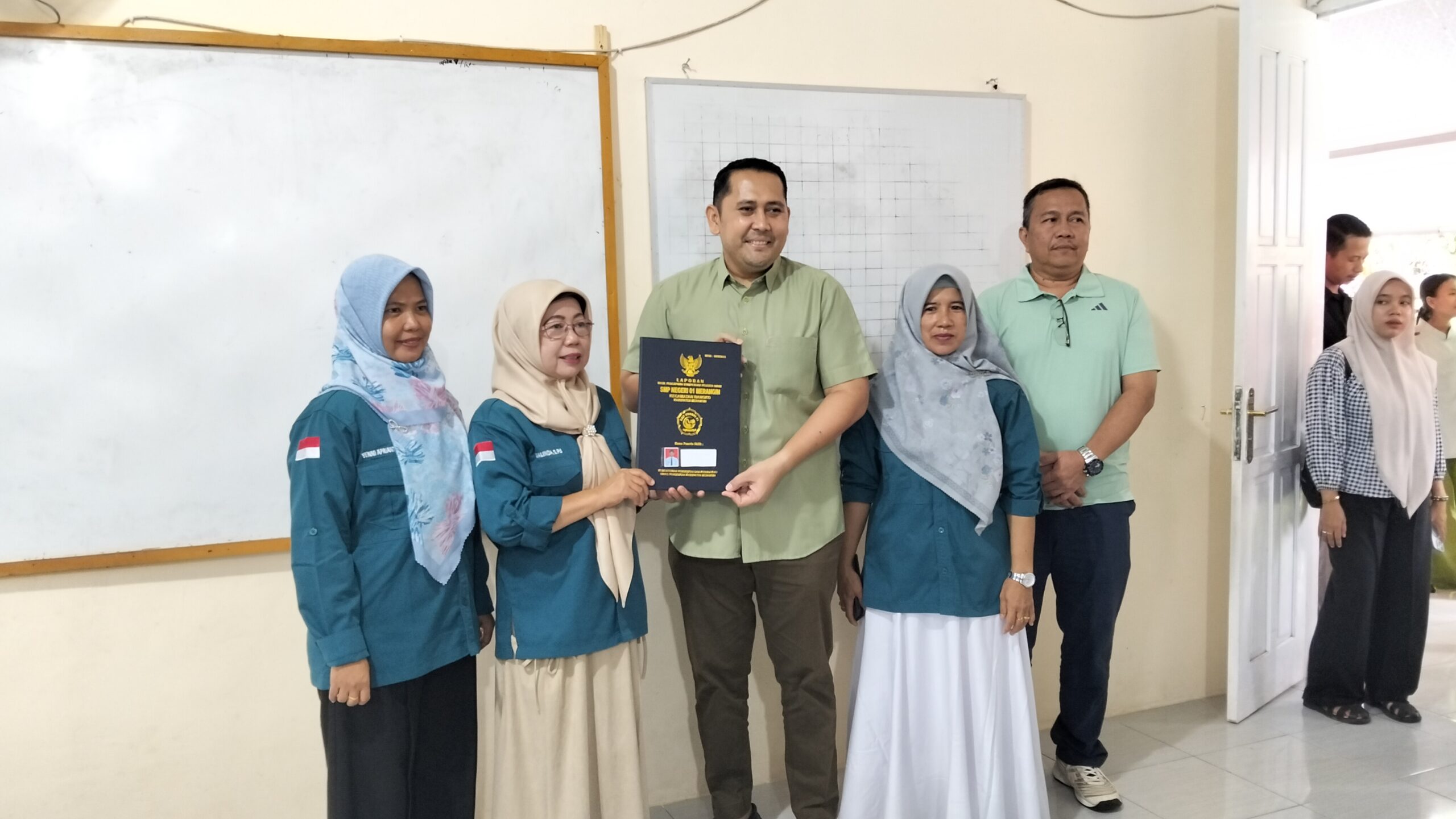 Komitmen GATI dan GEMAR Bukan Sekadar Slogan, Bupati H.M.Syukur Ambil Sendiri Rapor Anak di SMPN 1 Merangin