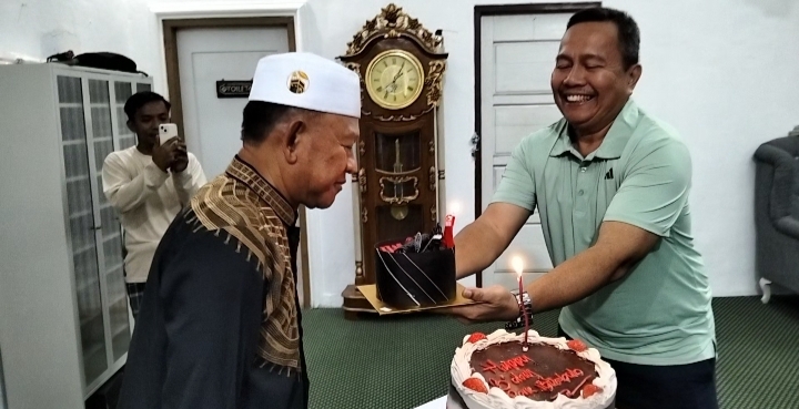 Surprise! drg. Sony Propesma Rayakan Ulang Tahun ke-65 Wakil Bupati H. Abdul Khafied di Rumah Dinas